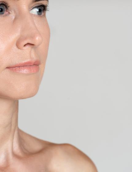 Pretnovecošanās Derma Roller procedūra ar eksosomām