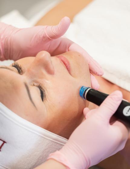 HydraFacial sejas kopšanas procedūra