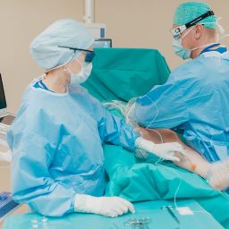 Māsa perioperatīvajā aprūpē vai māsa vispārējā aprūpē ar pieredzi operāciju instrumentēšanā