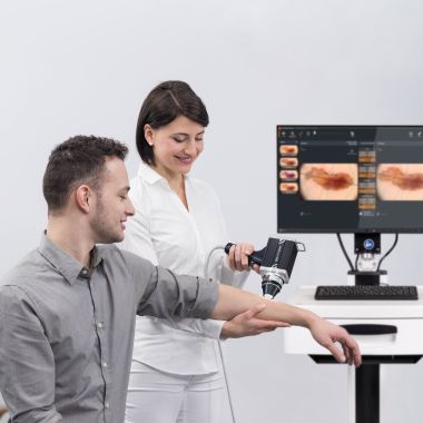 Digital dermatoscopy with FotoFinder