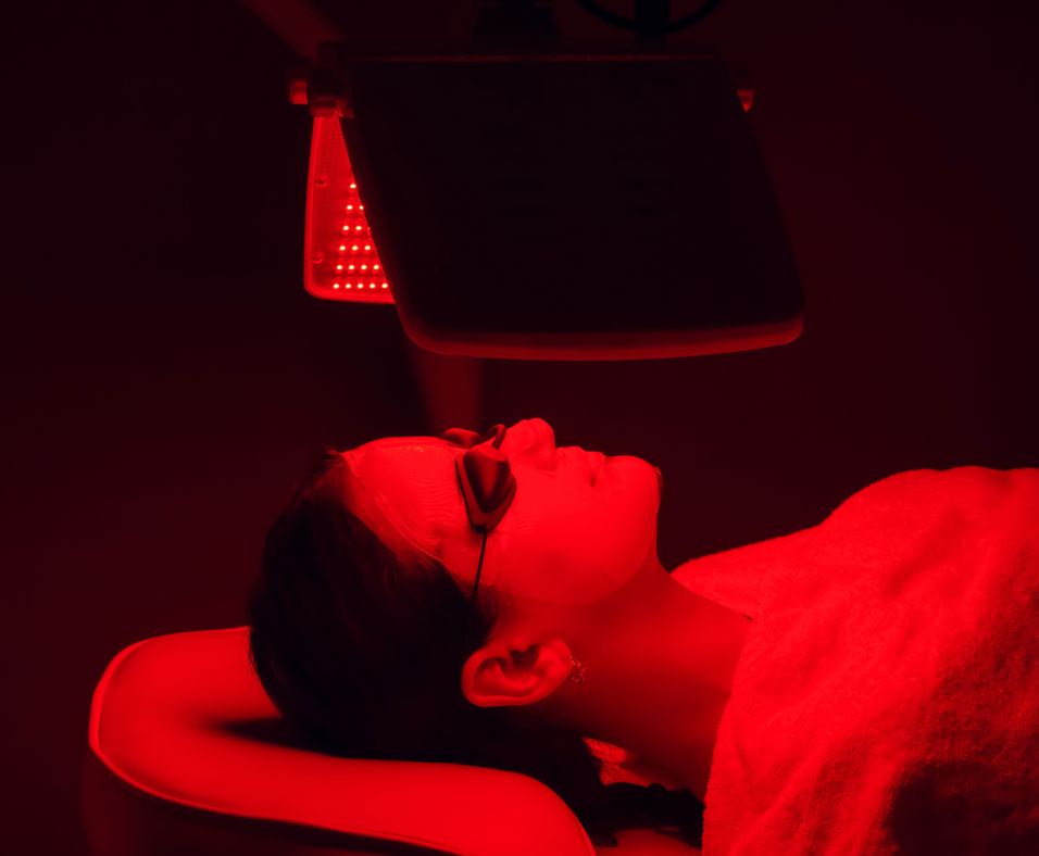 DermaPen procedūra ar sarkanās gaismas terapiju