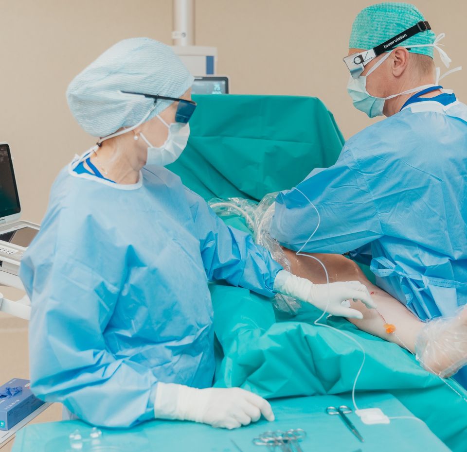 Māsa perioperatīvajā aprūpē vai māsa vispārējā aprūpē ar pieredzi operāciju instrumentēšanā